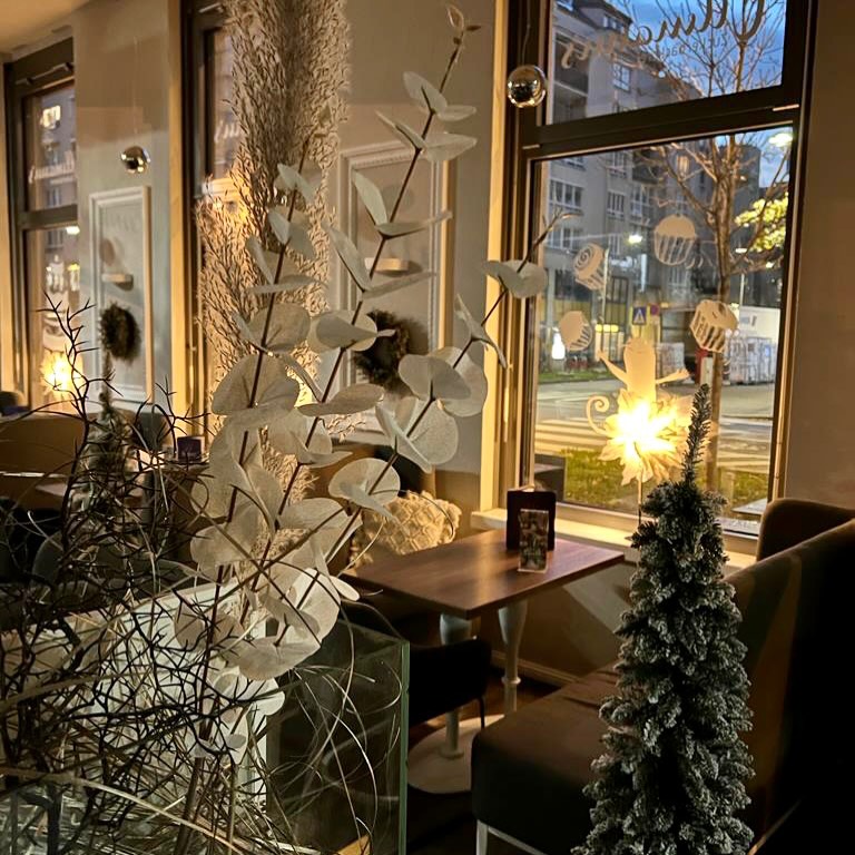 Ihr Lieben! Wir sind unglaublich dankbar für dieses Jahr und für euch – für eure Treue, eure lieben Worte und all die schönen Momente bei uns.

Am 25.12 & 26.12. bleibt Ullmanns Zuckerbäckerei geschlossen, damit wir Zeit mit unseren Familien verbringen und neue Kraft sammeln können.

Wir wünschen euch Frohe Weihnachten und besinnliche Feiertage!🎄

Vielen Dank für alles, 
euer Team von Ullmanns Zuckerbäckerei ✨🍰