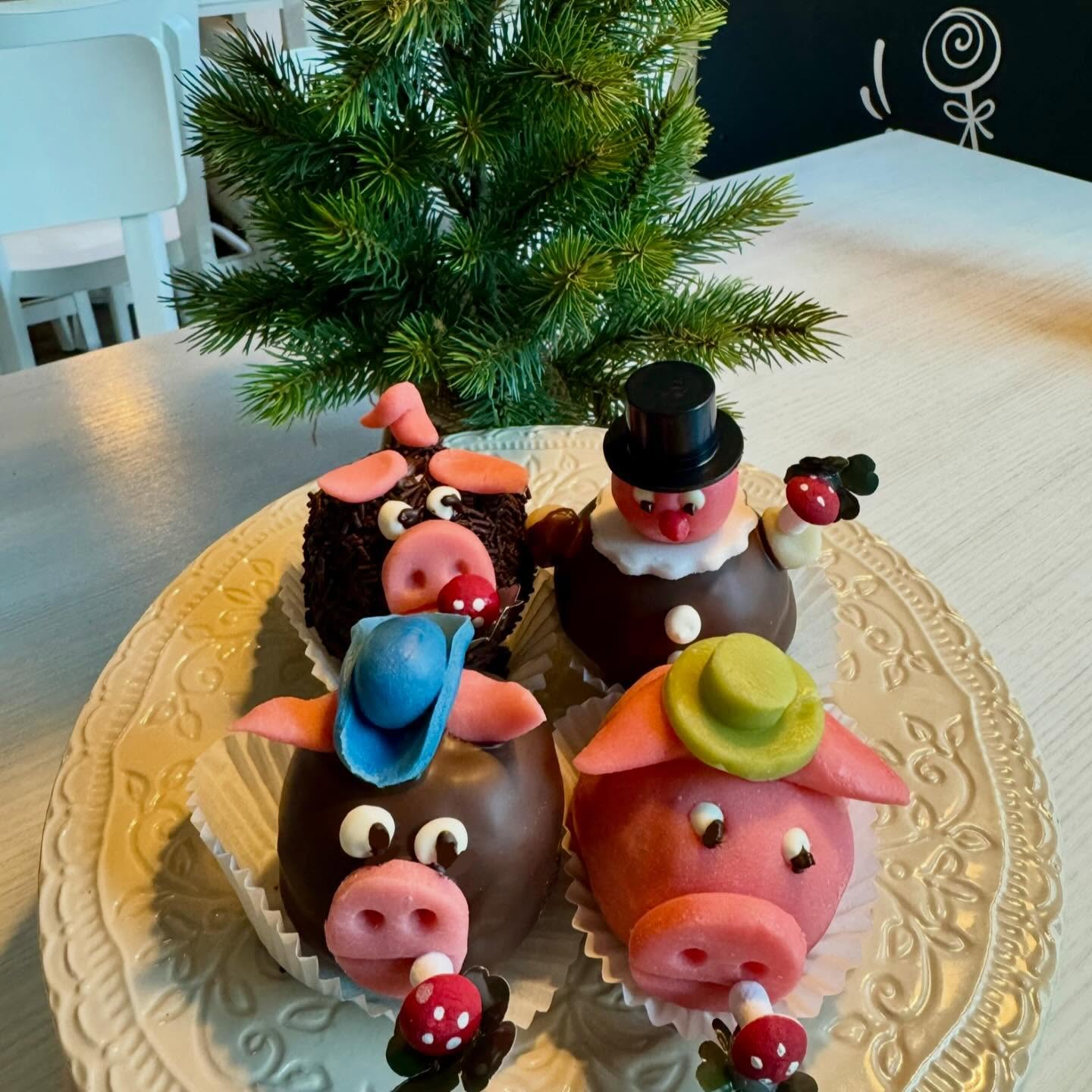 Süße Glücksbringer gefüllt mit Nougatcreme, Vanillecreme oder Schokoladencreme 🐷🍀 #mehlspeise #süßes #schweinchen #ullmannszuckerbäckerei