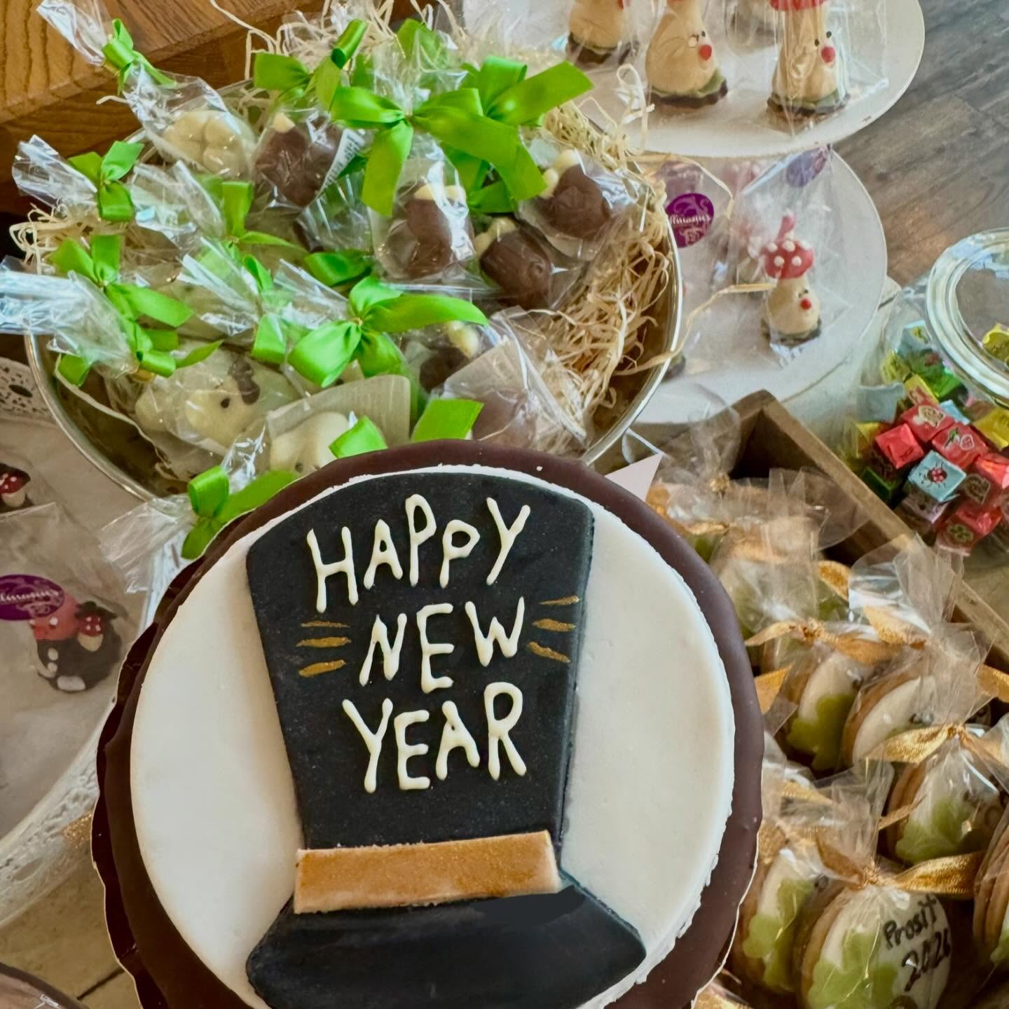 Wir wünschen euch einen tollen Start ins neue Jahr!!✨ #happynewyear #neujahr #silvester #2026 #sachertorte #ullmannszuckerbäckerei