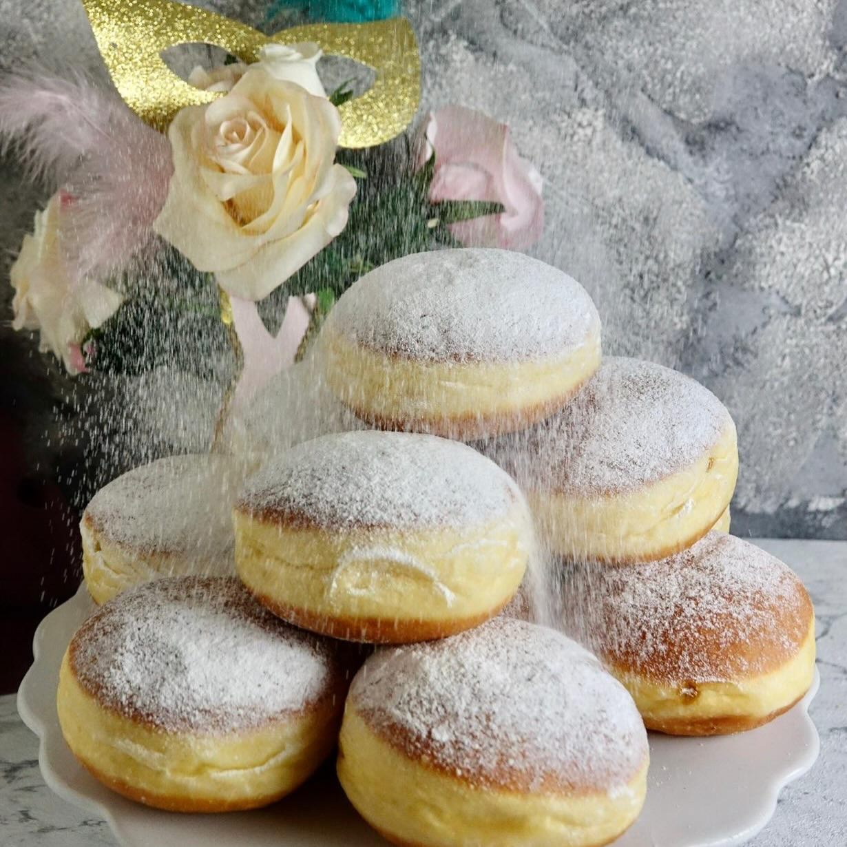Morgen ist Faschingsdienstag! 🎭 

Marillenkrapfen, Vanillekrapfen und Böhmische Krapfen mit Powidl gefüllt 😋

🧡 Marillenkrapfen Aktion: 5 + 1 gratis oder 10 + 2 gratis! 

#krapfen #fasching #faschingsdienstag #ullmannszuckerbäckerei