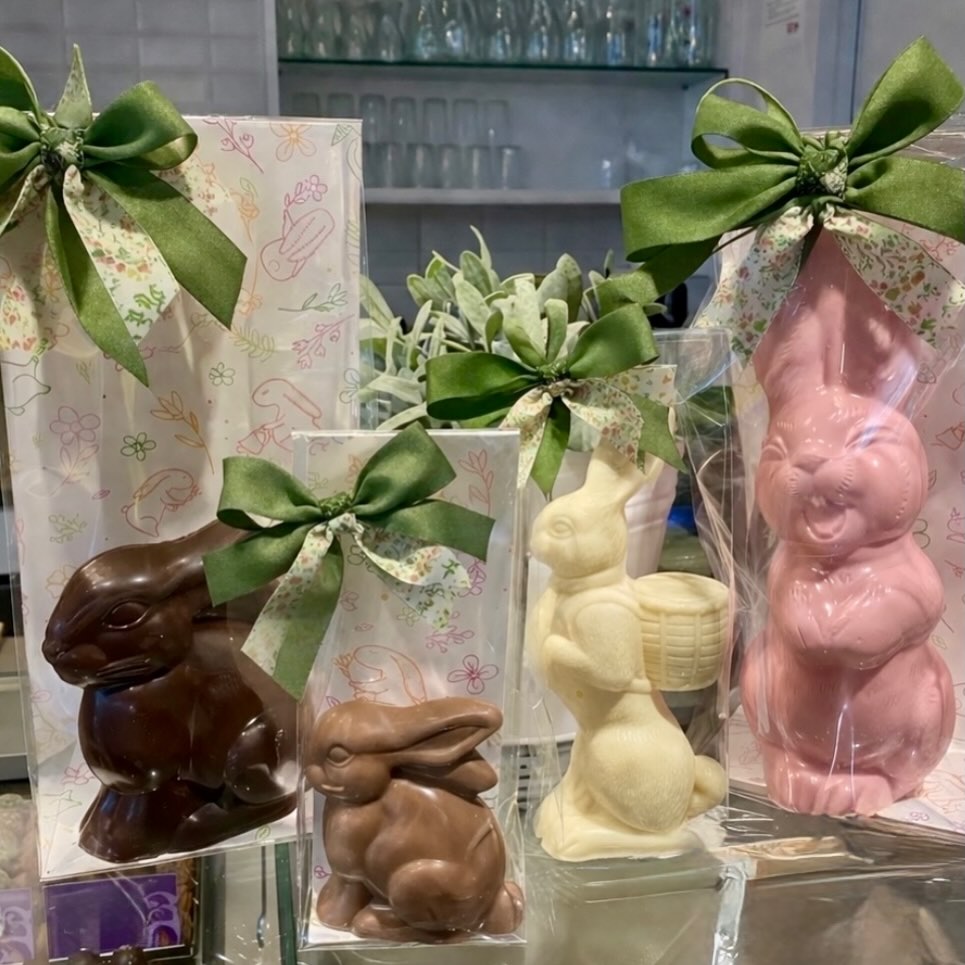Unsere handgegossenen Osterhasen!🐰🌸 #osterhase #schokolade #ullmannszuckerbäckerei