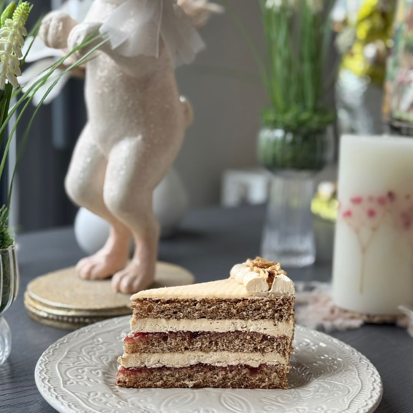 Frohe Ostern! 🐰🌼 Jetzt neu - unsere Nusstorte #nusstorte #ullmannszuckerbäckerei