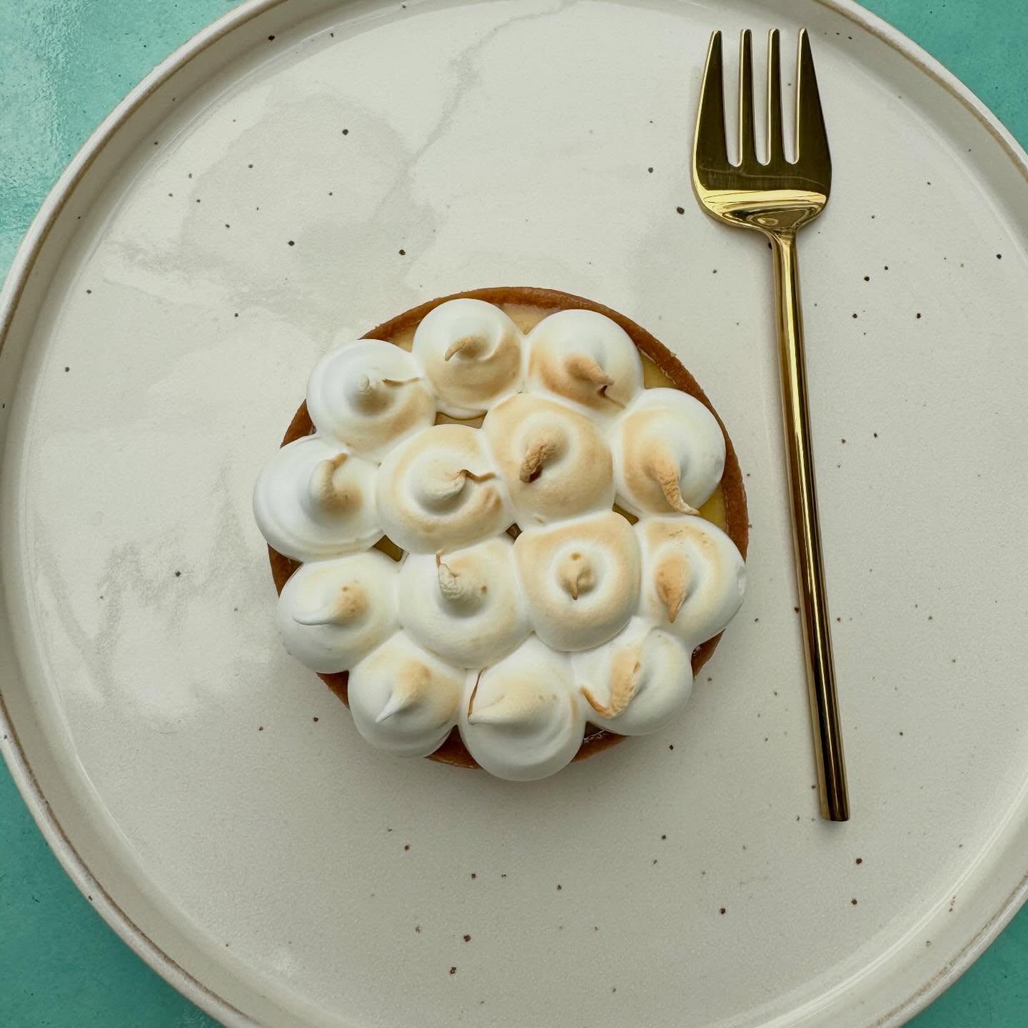 Sunshine is coming - unsere Zitronentarte ist schon da!🍋💛 #zitronentarte #ullmannszuckerbäckerei