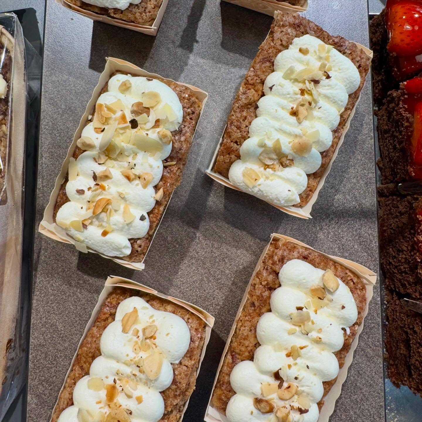 Unseren beliebten Carrot Cake gibt’s jetzt auch als Mini-Version 🥕 Perfekt als einzelnes Stück, für den kleinen Genuss zwischendurch #carrotcake #ullmannszuckerbäckerei