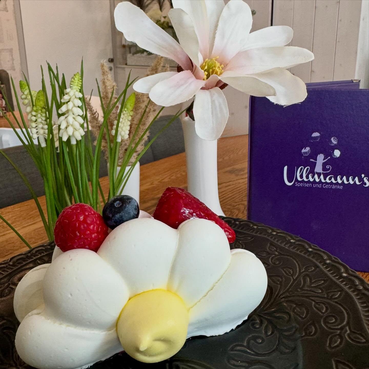 Pavlova 🌼 #blümchen #pavlova #ullmannszuckerbäckerei