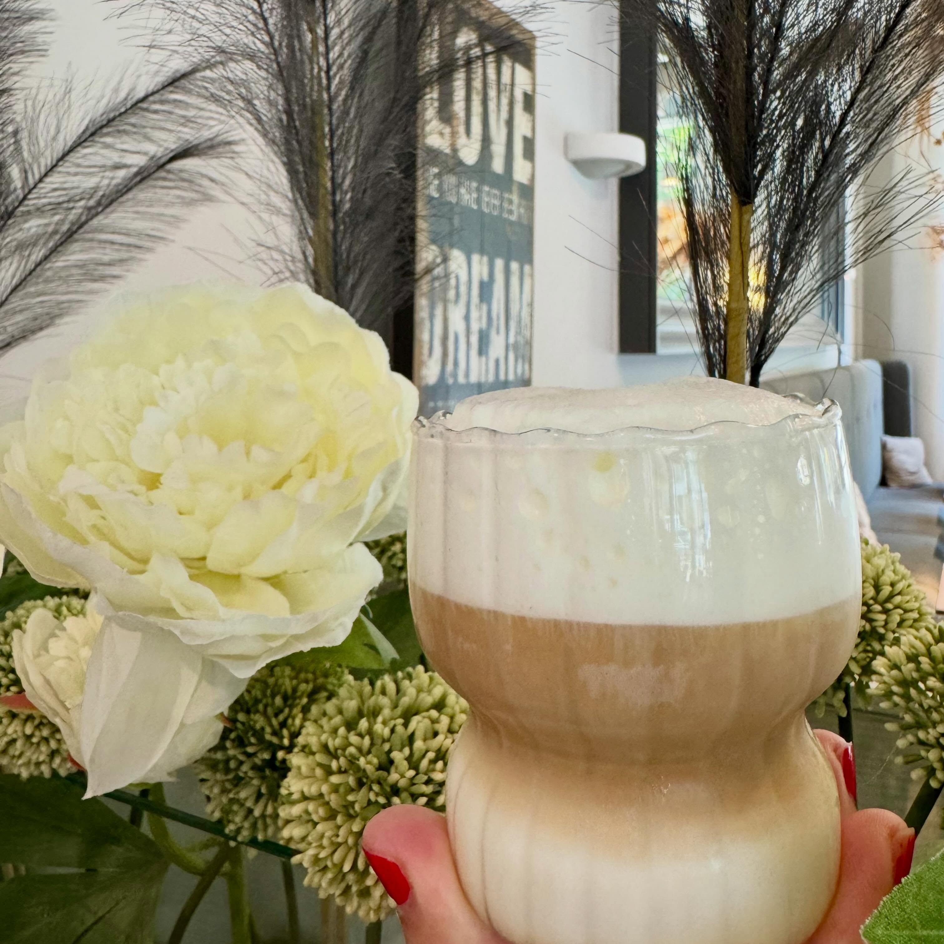 Bei diesen Temperaturen sind unsere kalten Kaffee-Spezialitäten genau das Richtige! 🧊☕

Egal ob Iced Cappuccino, Iced Latte Macchiato oder Iced Chai Latte – mit unserem kalt aufgeschäumten Milchschaum wird jeder Schluck zur Erfrischung ☀️ #icedcoffee #kaltgetränk #ullmannszuckerbäckerei