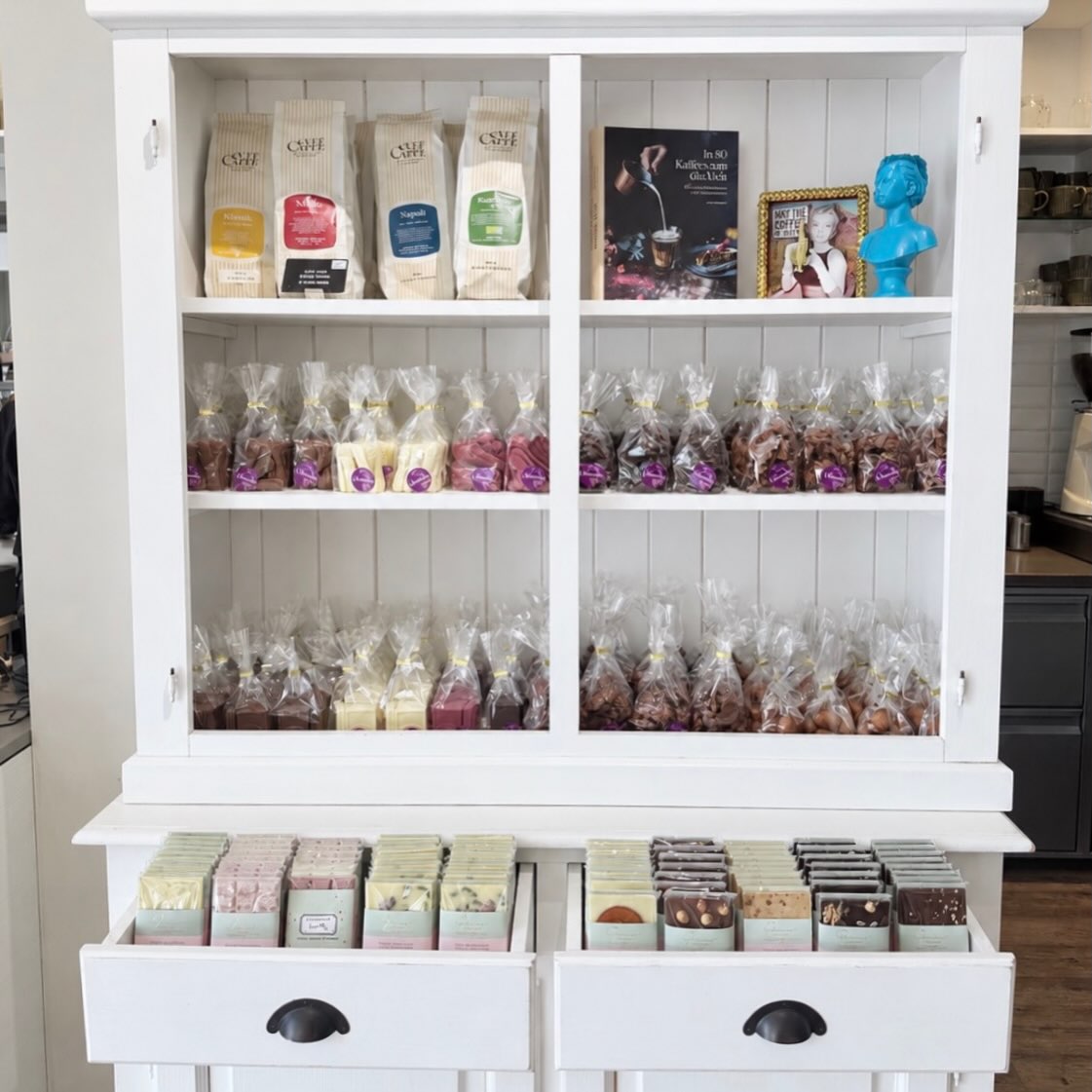 Für unsere Naschkatzen - Vitrine gefüllt mit unserer handgegossenen Schokolade! 🤎 #schokolade #vitrine #ullmannszuckerbäckerei
